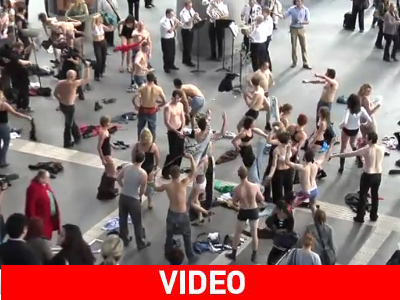 Γυμνοί στη μέση του σταθμού!